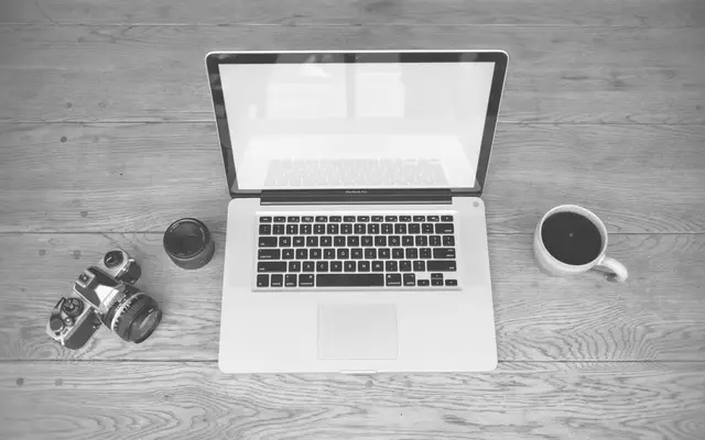 Ordinateur portable lent posé sur un bureau