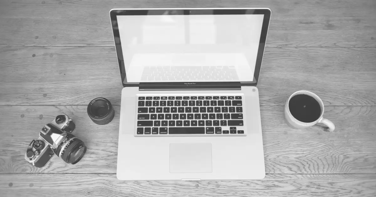 Ordinateur portable lent posé sur un bureau