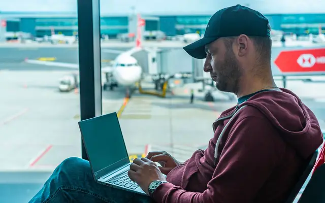 Personne attendant devant un ordinateur qui charge
