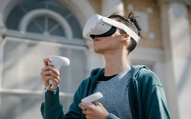 Personne portant un casque de réalité virtuelle